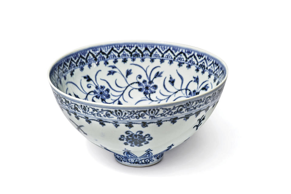 En esta imagen proporcionada por Sotheby's en Nueva York el martes 2 de marzo de 2021, un pequeño tazón chino de porcelana adquirido por 35 dólares en una venta de garaje de Connecticut y vendido en subasta en casi 722.000 dólares el miércoles. Se trata de un objeto excepcionalmente raro y valioso del siglo XV. Es un misterio cómo dio a parar a una venta de garaje. (Sotheby's vía AP)