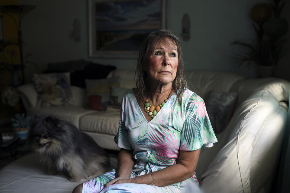 Annrene Rowe fue hospitalizada durante doce días con síntomas de coronavirus a principios de este año; desde entonces, ha notado que su cabello se cae a mechones. (Eve Edelheit/The New York Times).