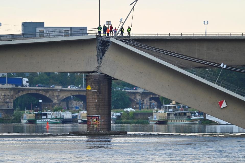 德國德勒斯登橫跨易北河的卡蘿拉公路大橋，9月11日凌晨突然垮掉一截，幸無人傷亡。路透社