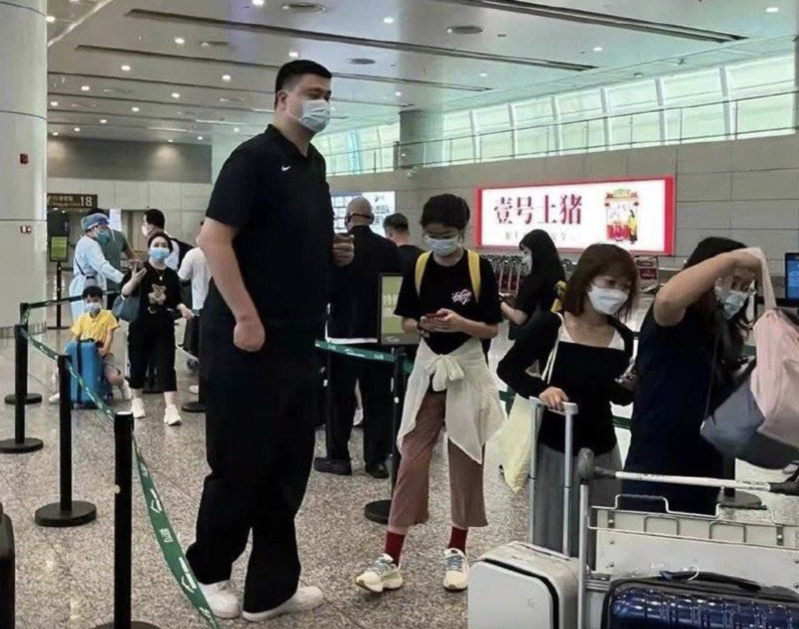 姚明帶著愛女姚沁蕾現身機場，12歲的姚沁蕾身高目測180，父女倆在人群中相當醒目。（翻攝微博）