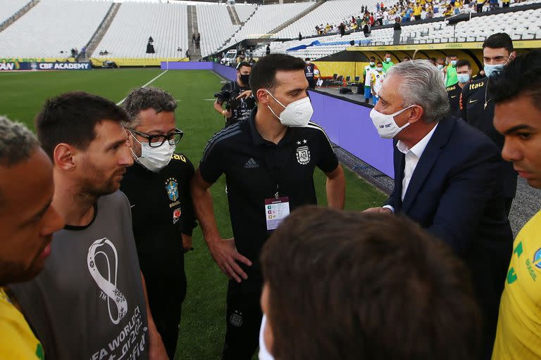 Tite, entrenador brasileño, dialoga con Lionel Scaloni, DT de la Argentina, a pie del campo en la Arena Corinthians, el 5 de septiembre de 2021; el clásico sudamericano volverá a jugarse el 22 de septiembre de este año, en el mismo escenario