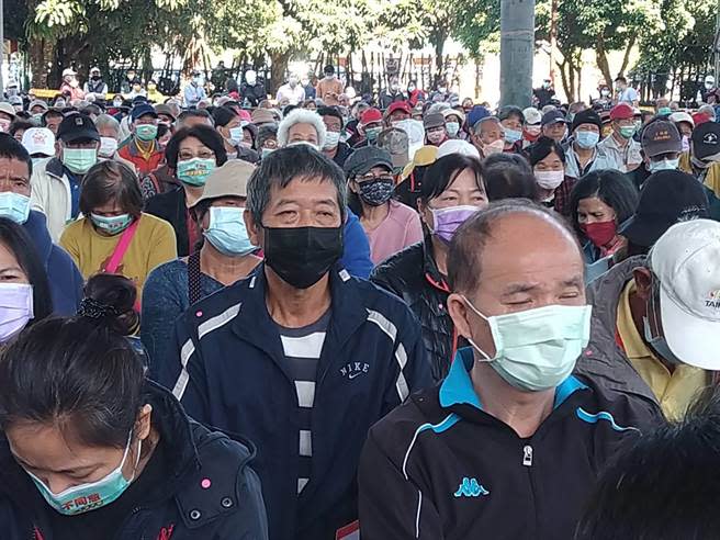 民進黨四大公投案高雄說明會今天壓軸最終場在旗山糖廠展開，吸引逾3000人到場支持。(林雅惠攝)