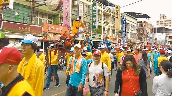 台南學甲香3天遶境祭典中，最受矚目的焦點之一便是以人力扛行的蜈蚣陣。（本報資料照片）