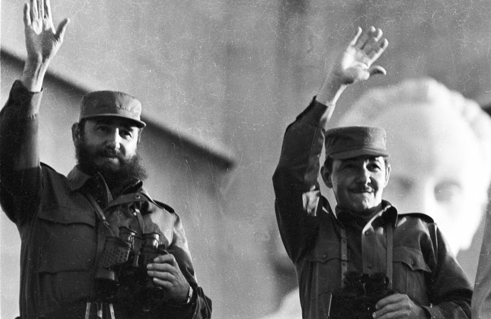 Image: Fidel Castro and Raul Castro (Cristoval Pascual / AP)