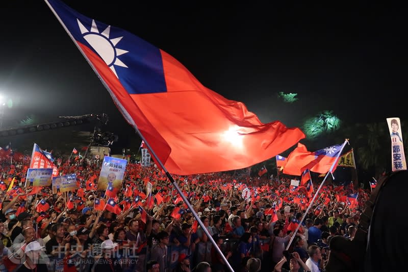 國民黨高雄市長候選人韓國瑜8日在旗山區舉行造勢晚會，白天時已有民眾陸續到場卡位，晚間熱情支持者更是擠滿會場，高喊「凍蒜」力挺韓國瑜。（中央社）