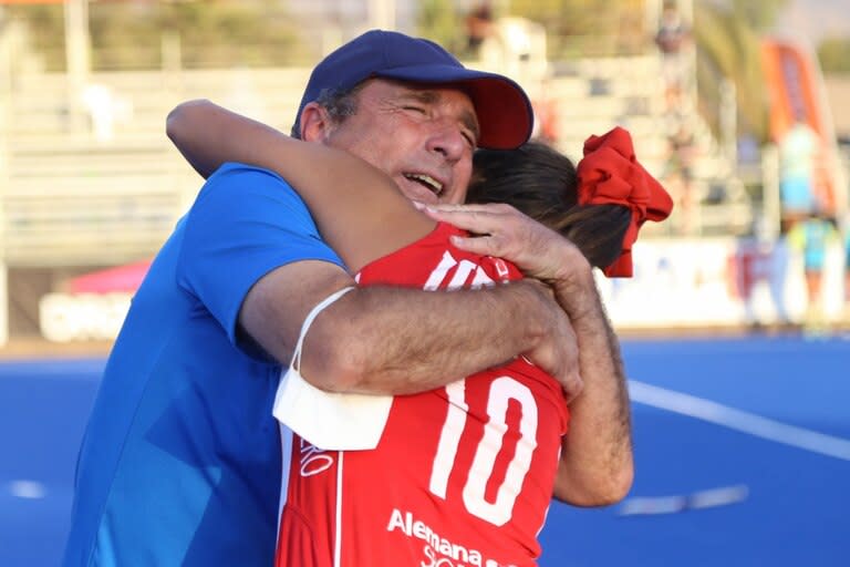Cacho Vigil abraza a Manuela Urroz, la figura del seleccionado de Chile, el día que consiguieron la clasificación mundialista