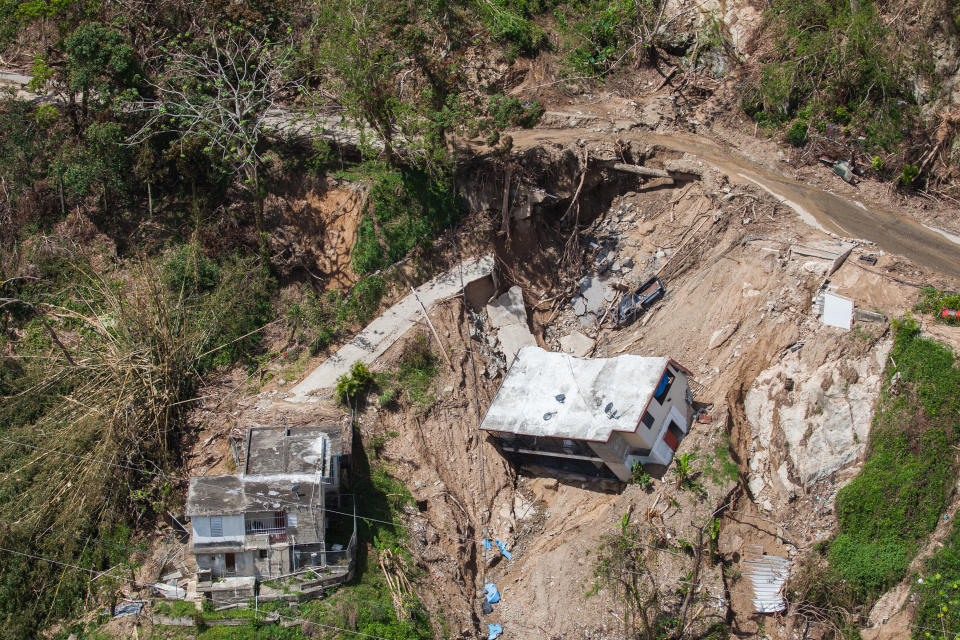 Fotografía de archivo del 9 de octubre de 2017, cedida por la Agencia Federal para el Manejo de Emergencias (FEMA) donde se observa una vista aérea de casas destrozadas arrastradas por los delaves provocados por el paso del huracán María por Utuado, (Puerto Rico). EFE/Andrea Booher/FEMA/