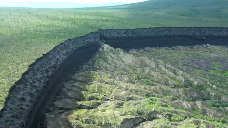 Una vista del cráter Batagaika, mientras el permafrost se derrite provocando un megadesplome en el paisaje erosionado, en la República Sajá de Rusia en esta imagen fija de un video tomado el 11 o 12 de julio de 2023