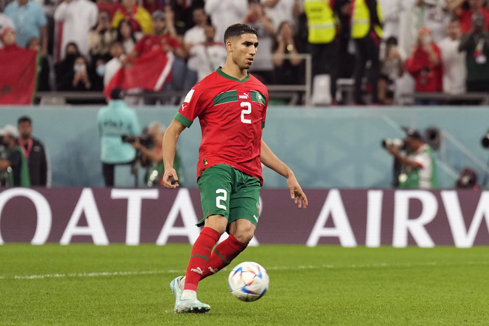 El marroquí Achraf Hakimi convierte el penal decisivo ante España en el partido de octavos de final del Mundial en el estadio Education City, en Rayán, Qatar, el 6 de diciembre de 2022. (AP Foto/Martin Meissner)