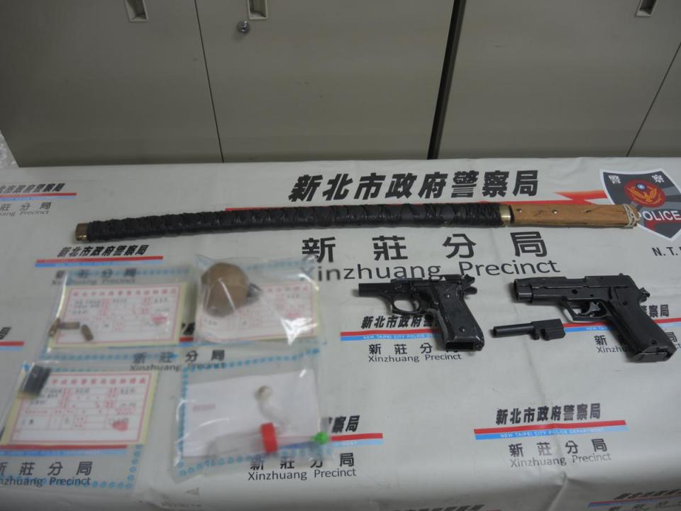 警方在簡嫌等人家中起出改造手槍、子彈、武士刀、土製爆裂物等證物。