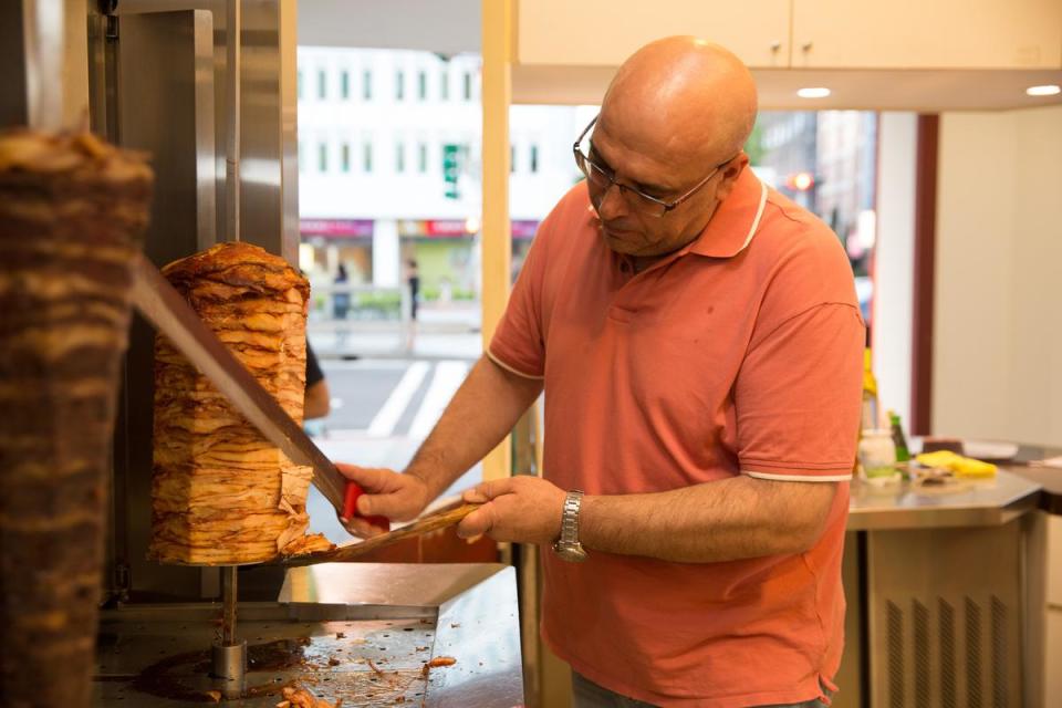 老闆凱谷樂說，沙威瑪其實是阿拉伯文的音譯，土耳其人叫它「旋轉烤肉（döner kebap）」。