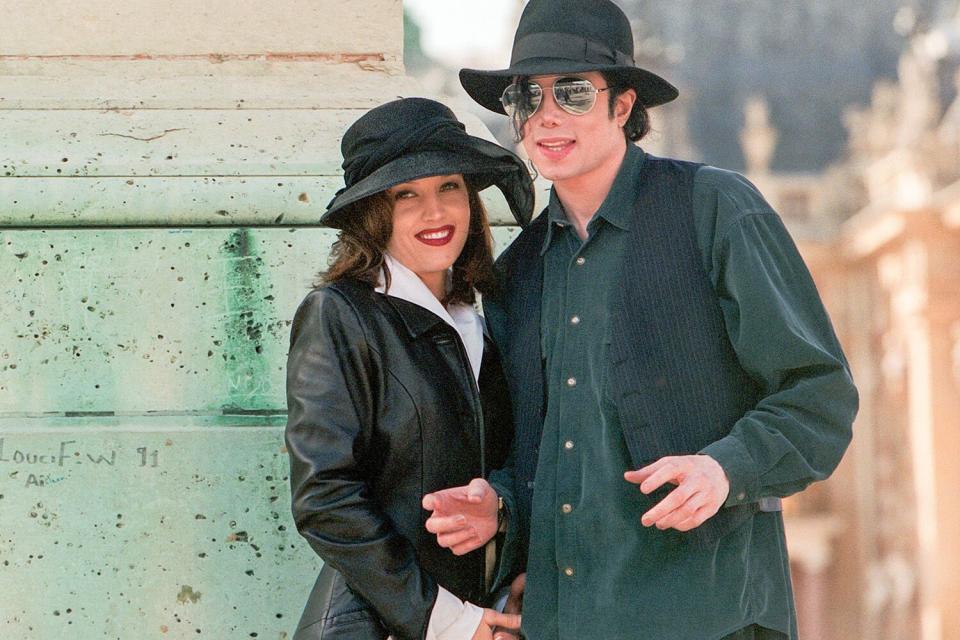 Lisa Marie Presley et Michael Jackson posent au "Château de Versailles"  le 5 septembre 1994 à Versailles, France. (Photo by Stephane Cardinale/Sygma via Getty Images)