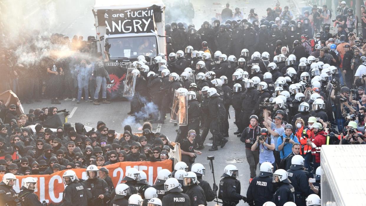 Im Fokus des Einsatzes stehen Personen, die bei der «Welcome to Hell»-Demonstration in Hamburg Straftaten begangen haben sollen. Foto: Boris Roessler/Archiv