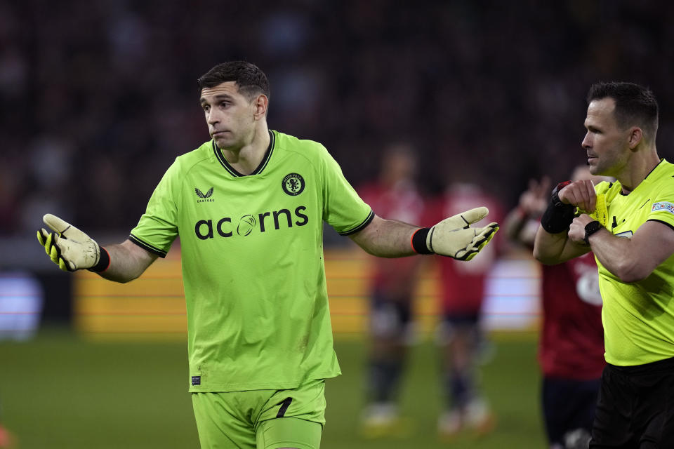 Emiliano Martínez, portero de Aston Villa, fue amonestado por segunda vez durante la tanda de penales del duelo ante el Lille, en la Europa Conference League. Por reglamento, no fue expulsado correctamente (AP Foto/Christophe Ena)