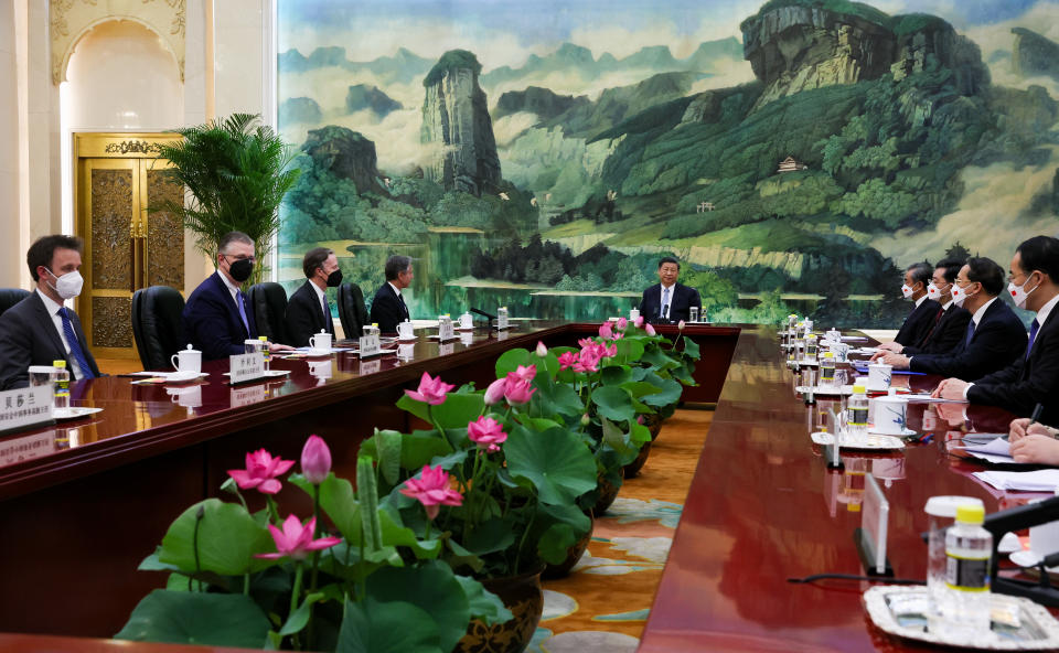 中國國家主席習近平與美國國務卿布林肯19日下午在北京會面。習近平在會面時端坐在橫排中央的主席位，包括布林肯在內的美中官員則分坐左右兩直排，與以往他和外賓左右對坐的方式迥異。（法新社）