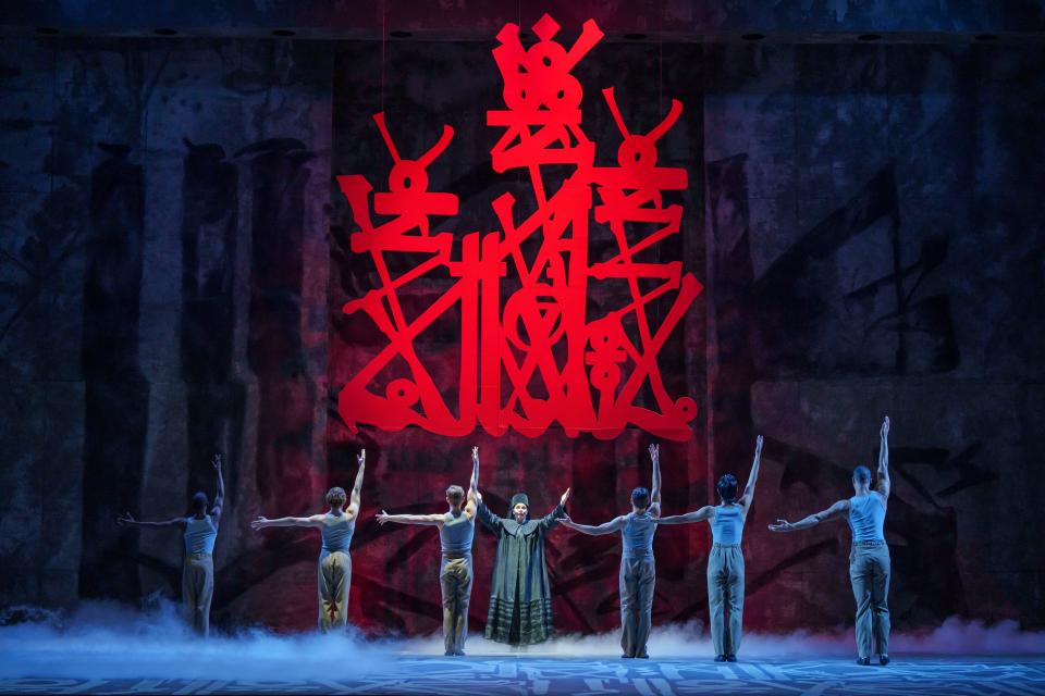 UWM alum Kathryn Henry, center, performs as the priestess in Lyric Opera of Chicago's "Aida."