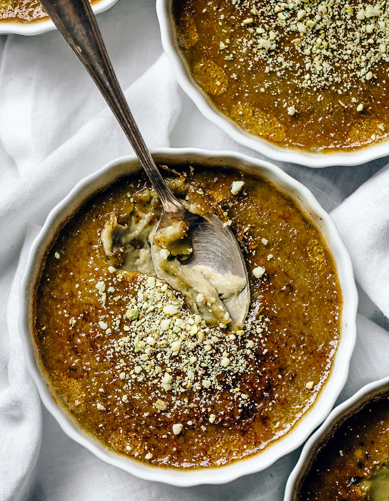 <p><b>Le bon mix</b> : crème brûlée + thé matcha + chocolat blanc + jaunes d’œufs + pistache</p><p>Découvrir la <a href="http://french-barn.com/blog/food-wine/desserts/matcha-white-chocolate-creme-brulee-with-pistachio-crumble" rel="nofollow noopener" target="_blank" data-ylk="slk:recette;elm:context_link;itc:0;sec:content-canvas" class="link ">recette</a></p><br>