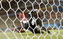 Croatia's Ivica Olic scores a goal past Cameroon's goalkeeper Charles Itandje during their 2014 World Cup Group A soccer match at the Amazonia arena in Manaus June 18, 2014. REUTERS/Murad Sezer (BRAZIL - Tags: TPX IMAGES OF THE DAY SOCCER SPORT WORLD CUP)