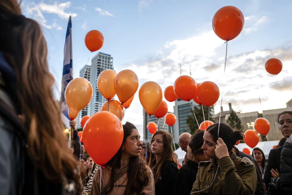 Image: Relatives of the Bibas family and their supporters participate in a rally calling for the immediate release of the Bibas family (Alexi J. Rosenfeld / Getty Images)