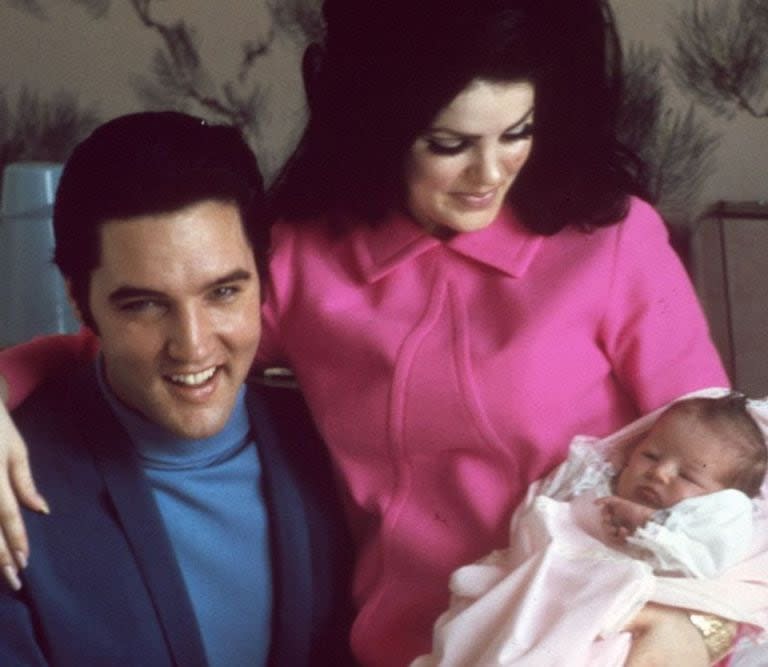 Elvis y Priscilla Presley con Lisa Marie, en 1968