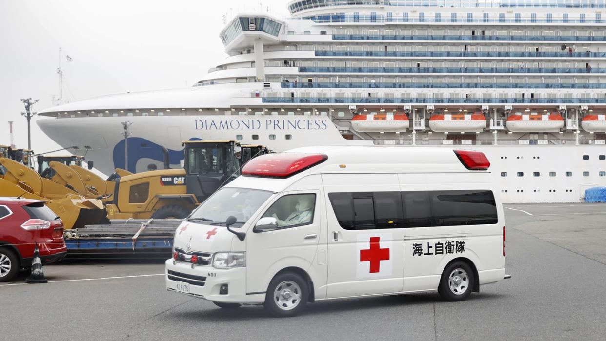 Ein Krankenwagen verlässt den Daikoku-Pier im Hafen von Yokohama.