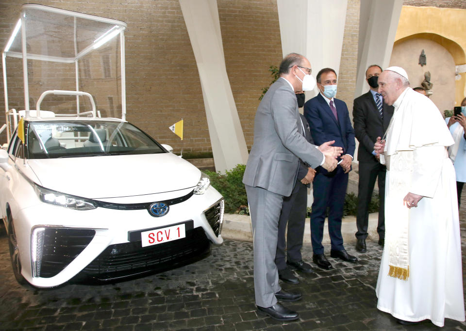 VATICAN CITY, VATICAN - OCTOBER 07: (L-R) Toyota Motor Europe Senior Vice President Miguel Fonseca, Toyota Motor Italia CEO Mauro Caruccio and Pope Francis attend the delivery of the Toyota Mirai Papamobile on October 07, 2020 in Vatican City, Vatican. (Photo by Franco Origlia/Getty Images for Toyota)