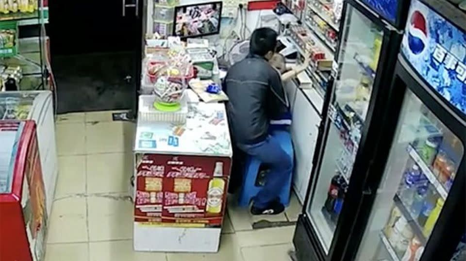 After a quick browse, he makes his way towards the terrified seven-year-old who could be seen attempting to hang onto the counter. Source: QQ.com