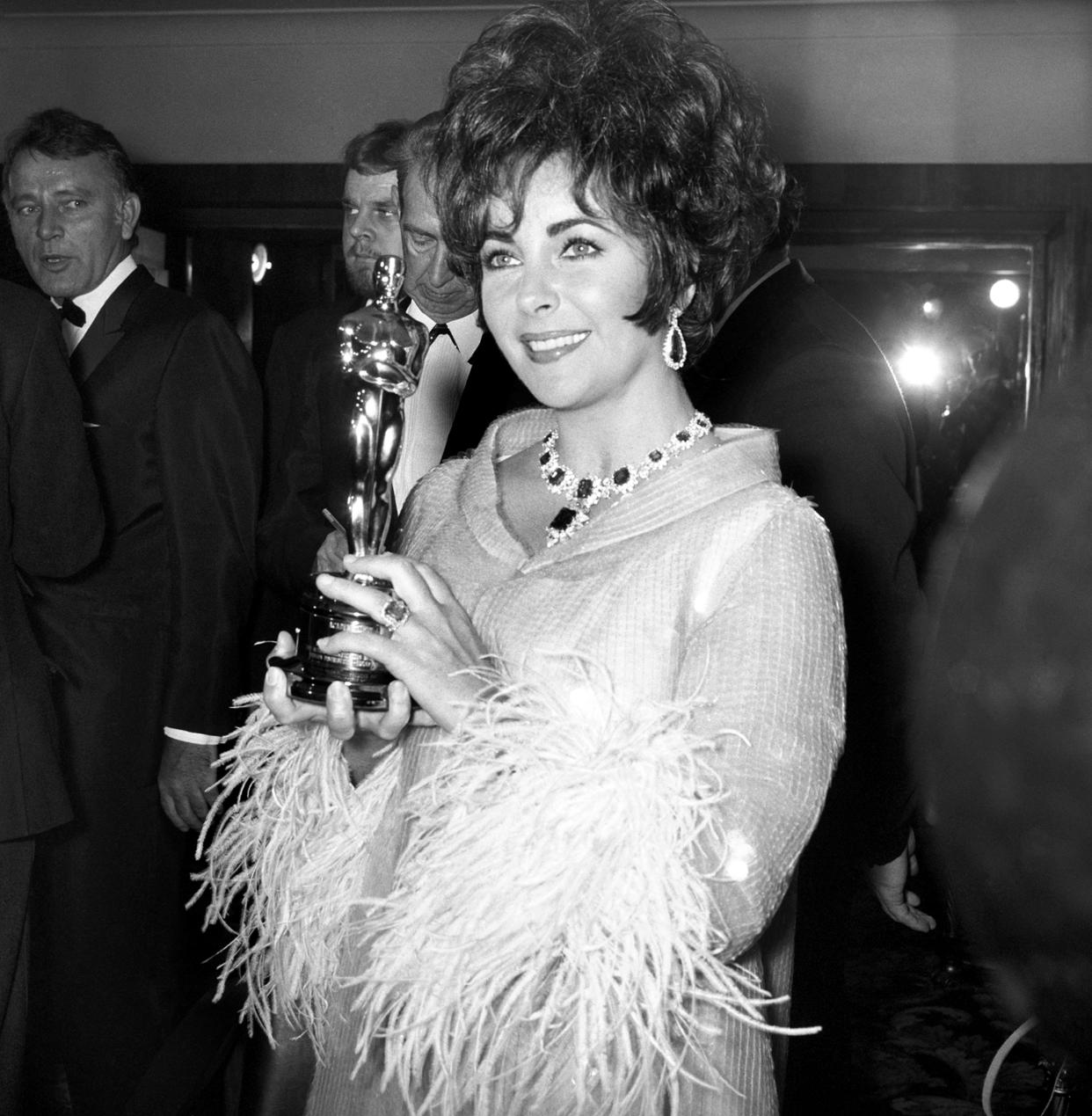 Elizabeth Taylor Oscars 1967 (Mirrorpix / Mirrorpix via Getty Images)