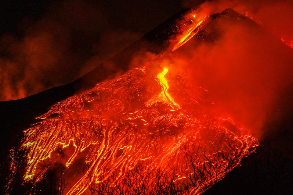 歐洲最活躍的埃特納火山近來四度爆發，大量的熾熱熔岩淌淌流下。圖片來源：Reuters。