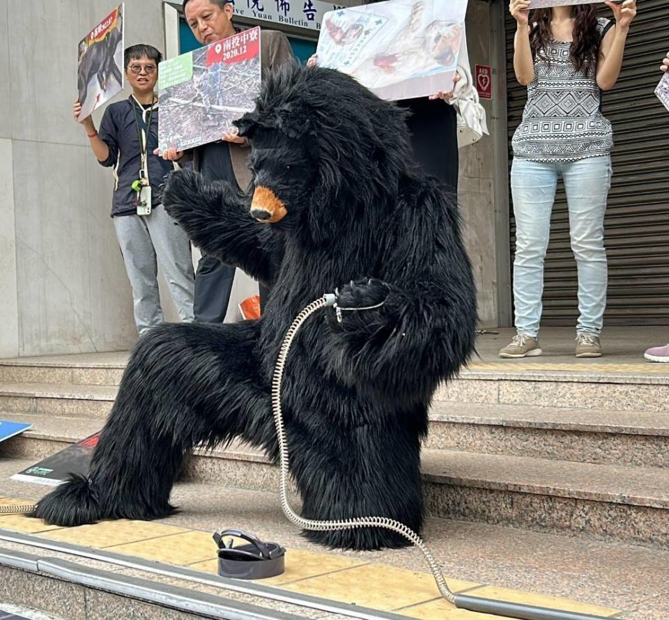 ▲動保團體以行動劇凸顯非人道獵具對珍貴野生動物及保育動物的傷害。