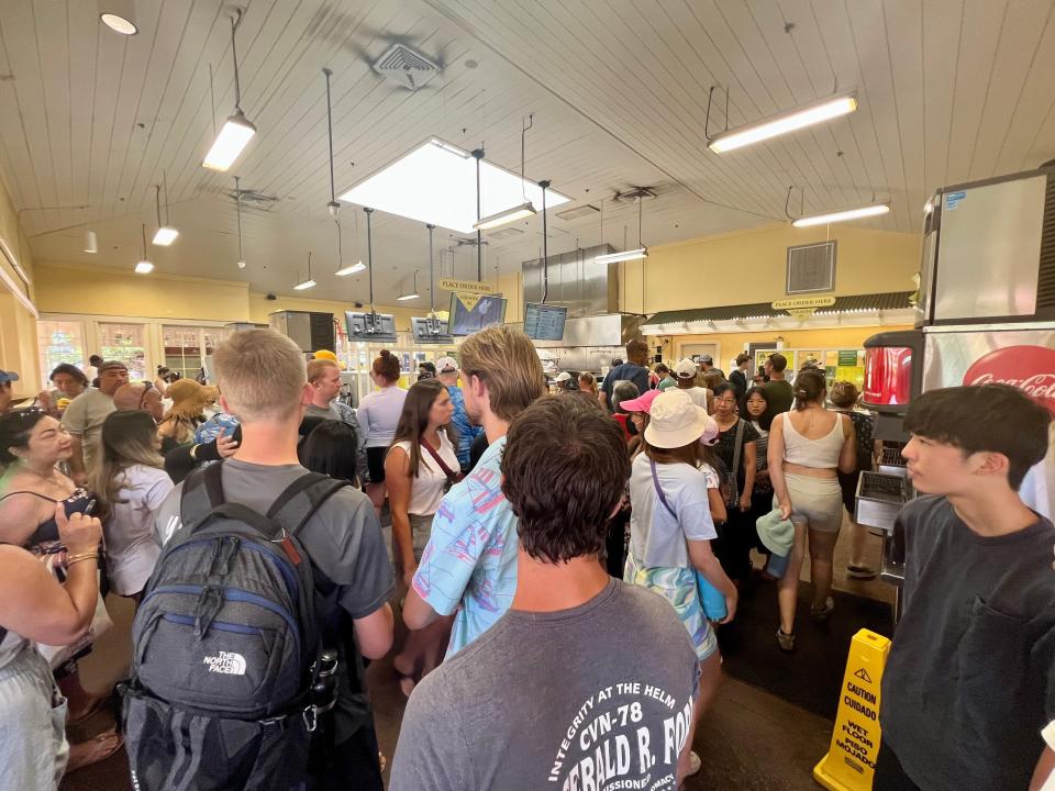 Crowded restaurant at Hawaiian tourist destination