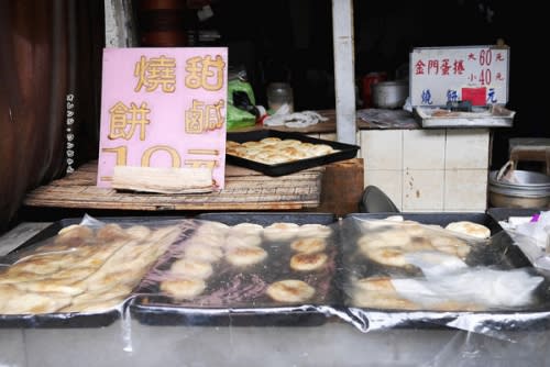 【金門離島食記】金門柴燒火烤古早味蛋捲 閩南式燒餅創始店 莒光路 邱良功母節孝坊│金城鎮：傳統古法六十年傳承市場老味道～平價古早味鐵板手工蛋捲薄脆生香～還有地道香酥燒餅也不要錯過！