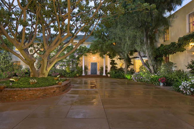 Taylor-Swift-Goldwyn-Estate-exterior