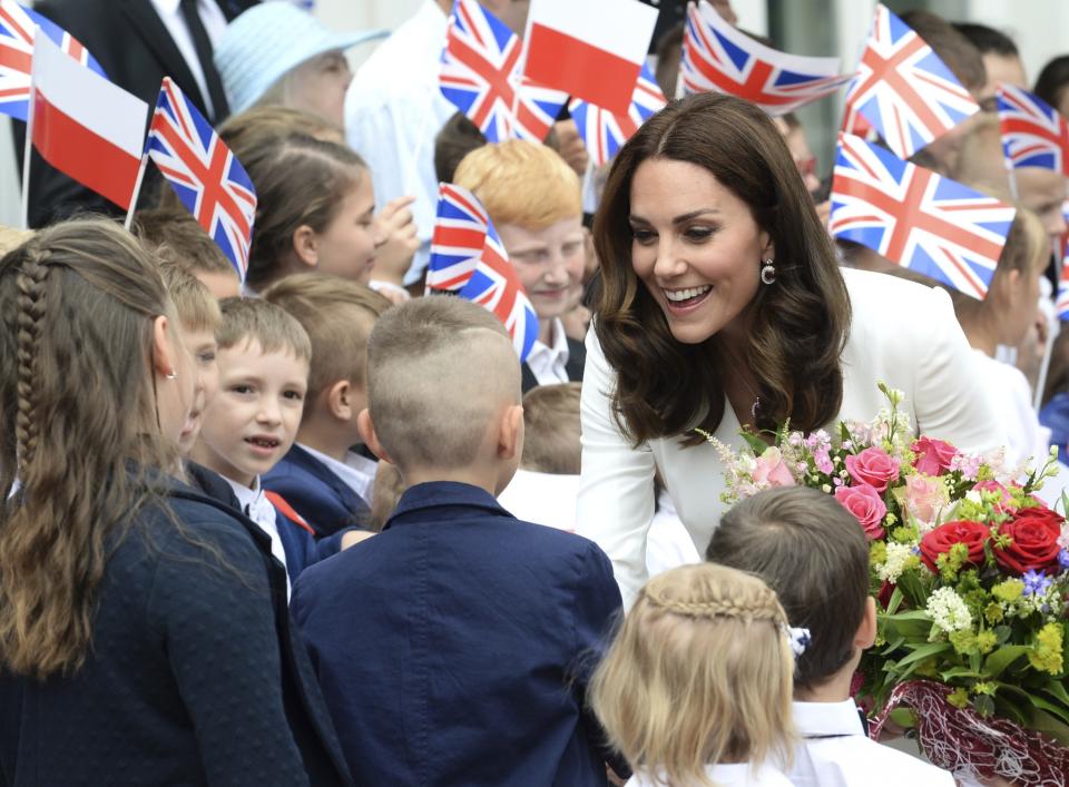 <p>Kinder im polnischen Warschau heißen Herzogin Kate von Cambridge während ihres Polen-Besuchs mit Prinz William vor dem Präsidentenpalast willkommen. (Bild: AP Photo/Alik Keplicz) </p>