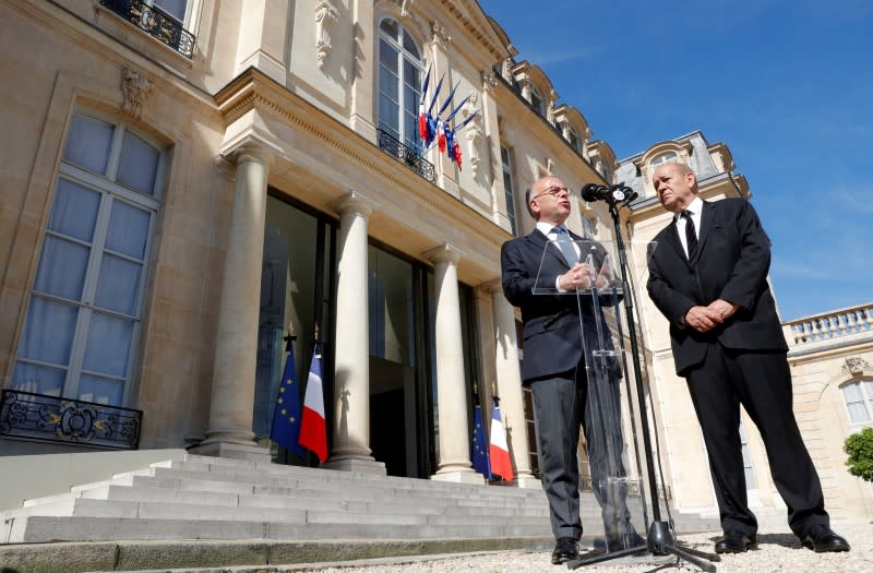 Le ministre de l'Intérieur, Bernard Cazeneuve (à gauche), et son collègue de la Défense, Jean-Yves Le Drian. La France a effectué deux frappes aériennes contre des positions du groupe Etat islamique (Daech) au Proche-Orient après l'attentat de Nice jeudi soir, /Photo prise le 18 juillet 2016/REUTERS/Philippe Wojazer