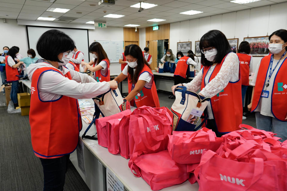 板信商業銀行企業志工合力打包500份愛兒包。（新北市社會局提供）