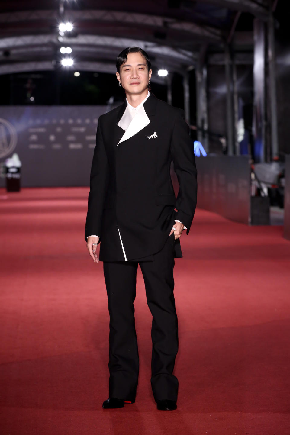 星光大道上，薛仕凌身穿Ferragamo黑白翻領西裝，腳踏紅底鞋Christian Louboutin黑色小牛皮尖頭靴（NT$47,800），搭配來Cartier珠寶。