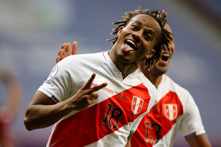 André Carrillo festeja el gol con el que Perú le gana a Venezuela en Brasilia