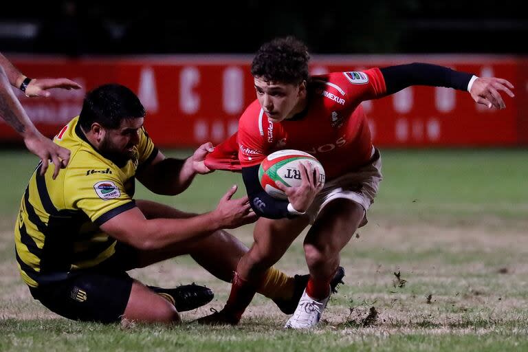 Dogos XV empezó bien, se relajó y terminó empatando en la última jugada contra Peñarol en Villa Warcalde; el conjunto cordobés no está en un buen momento y debe mejorar para la semifinal contra Yacaré XV.