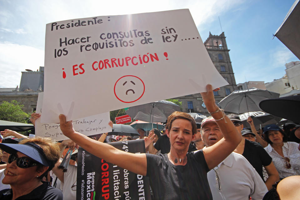 Marchan ciudadanos contra López Obrador
