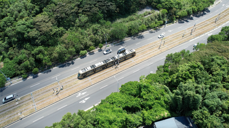 安坑輕軌平面段空拍圖。（新北市民政局提供）