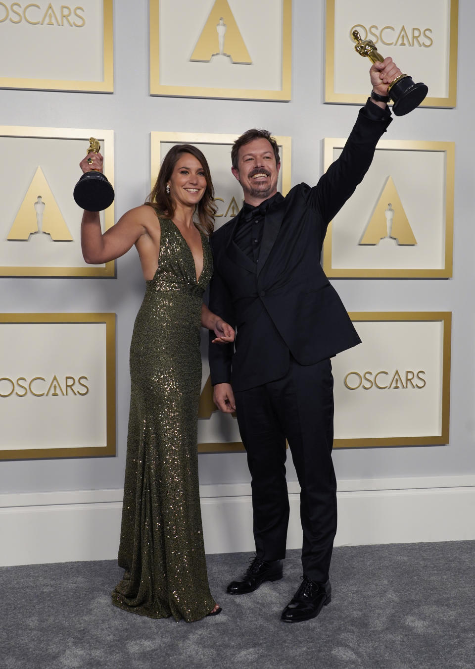 Pippa Ehrlich, izquierda, y James Reed posan en la sala de prensa tras ganar el Oscar al mejor documental por "My Octopus Teacher", el domingo 25 de abril de 2021 en Union Station, en Los Angeles. (AP Foto/Chris Pizzello, Pool)