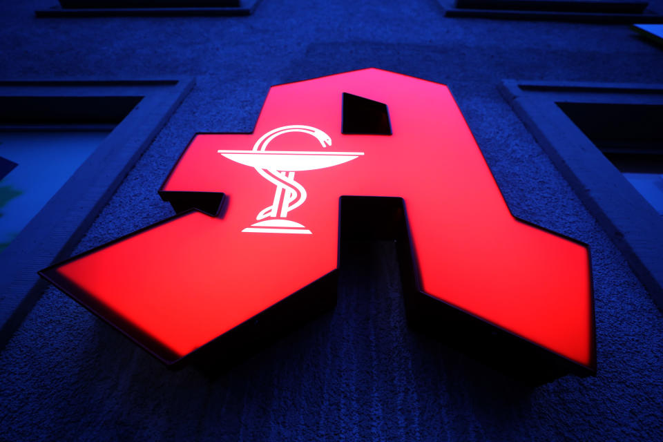 Ein großes rotes “A” leuchtet vor einer Apotheke. (Symbolbild: Bernd Wüstneck/dpa)