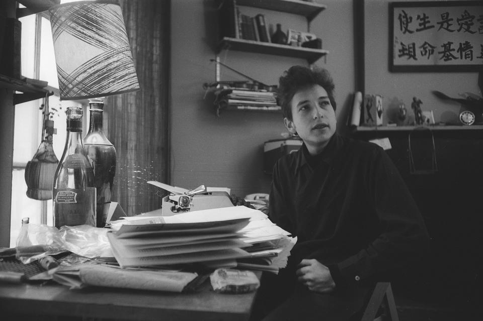 Bob Dylan in front of typewriter