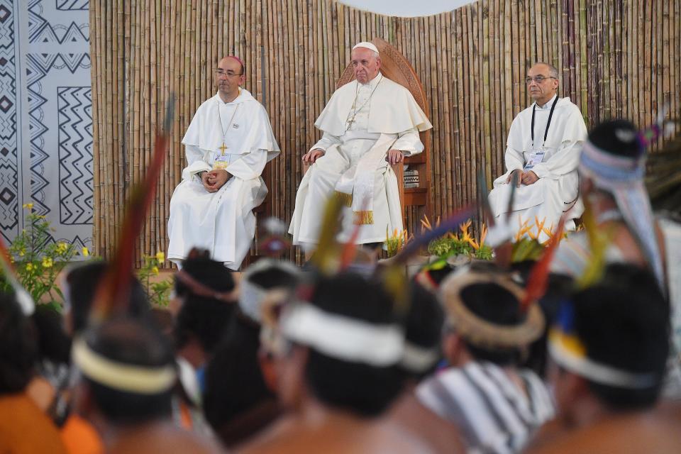 EPA6666. PUERTO MALDONADO (PERÚ), 19/01/2018.- El papa Francisco (c), preside una reunión con representantes de los indígenas en el Coliseo de Madre de Dios, en Puerto Maldonado (Perú) hoy, 19 de enero de 2018. EFE/ Luca Zennaro