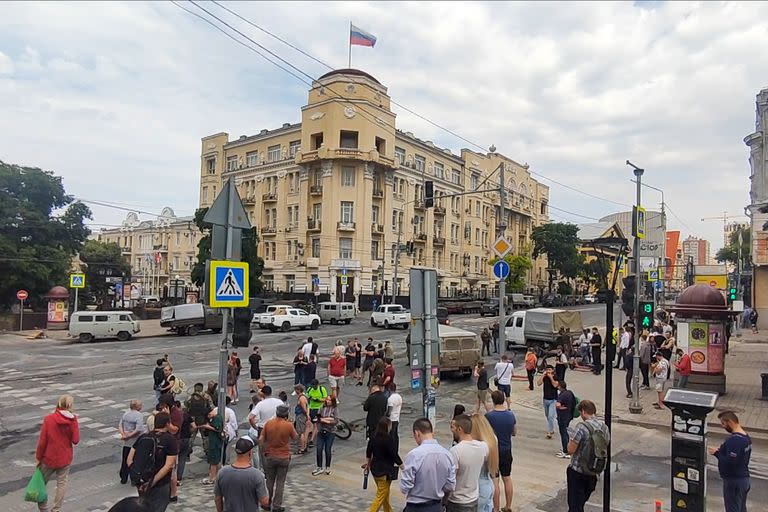 En esta imagen tomada de un video, la gente se acerca a ver los vehículos militares estacionados en una calle en Rostov del Don, Rusia, el 24 de mayo de 2023. (AP Foto)