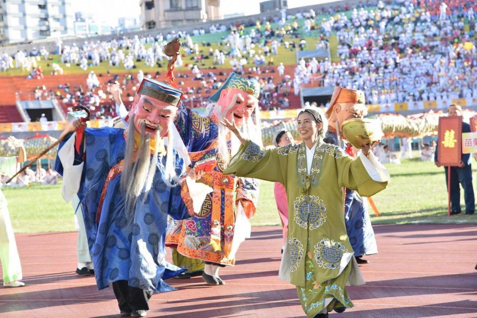 2017台北世界大學運動會已經圓滿落幕，中華健兒勇奪90面獎牌，振奮人心，國人也咸認此次世大運的舉辦相當成功。回憶世大運開幕當晚，太極門參與序幕開場表演《太極陣–薪傳。傳心》廣獲好評，博得滿堂彩；而8月26日當天，為感謝各界支持發揚武術文化及慶賀台北世大運成