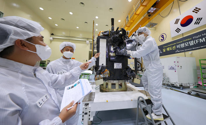 Una foto sin fecha proporcionada por el Instituto de Investigación Aeroespacial de Corea muestra las inspecciones finales en las instalaciones de Danuri en Daejeon, Corea del Sur, antes de enviarlo a Florida.  (Instituto de Investigación Aeroespacial de Corea vía The New York Times)