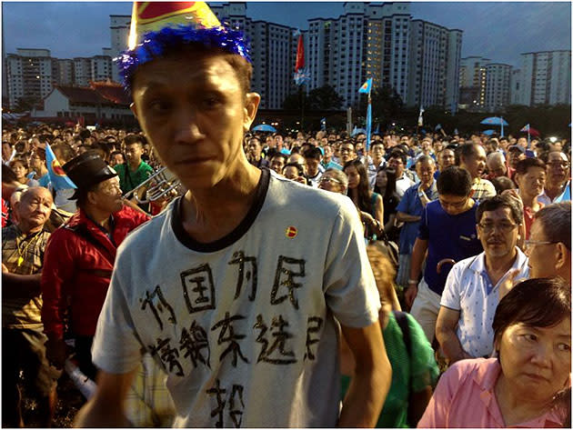 Crowd waits for the start of WP's rally Saturday night.