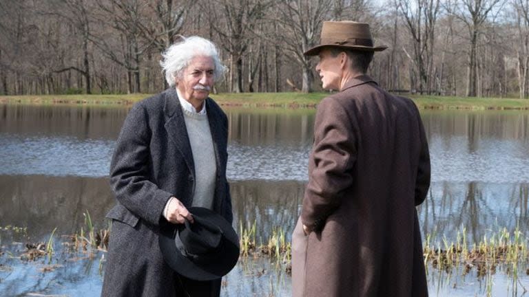 Tom Conti interpreta a Albert Einstein y Cillian Murphy a Robert Oppenheimer en la película de Christopher Nolan